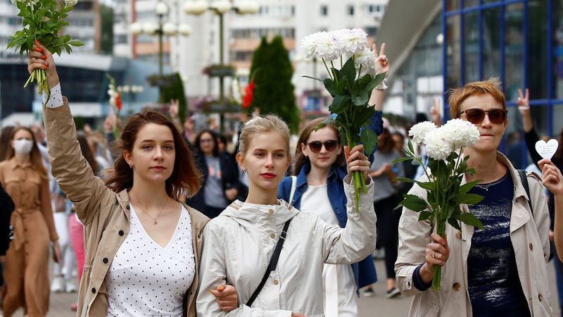 Belarus'ta kadınlardan, kolluk kuvvetlerine tepki