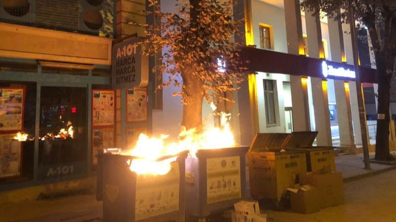 Bilecik’te elindeki çöpü poşete atıp, kundakladı