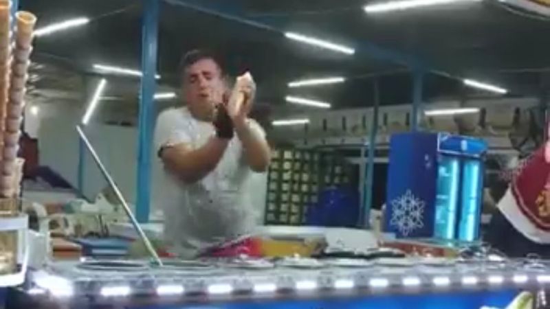 Müziğin ritmine kapılan Maraş dondurmacısı