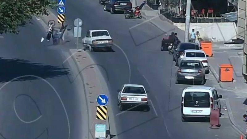 Şanlıurfa’da otomobil çarpan kişi, kalkıp yürüdü