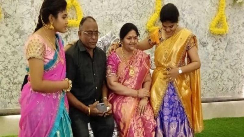 Hindistan’da iş adamı ölen eşinin heykelini yaptırdı