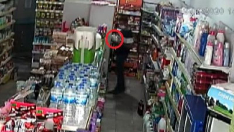 Bursa'da marketten şampuan çalma anı kamerada