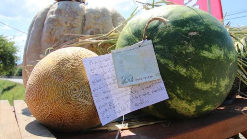 Düzce'de karpuz alan kişi, not ve 20 lira bıraktı