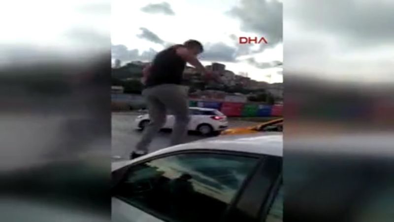 Alibeyköy'de bir kişi trafikte kadına saldırdı