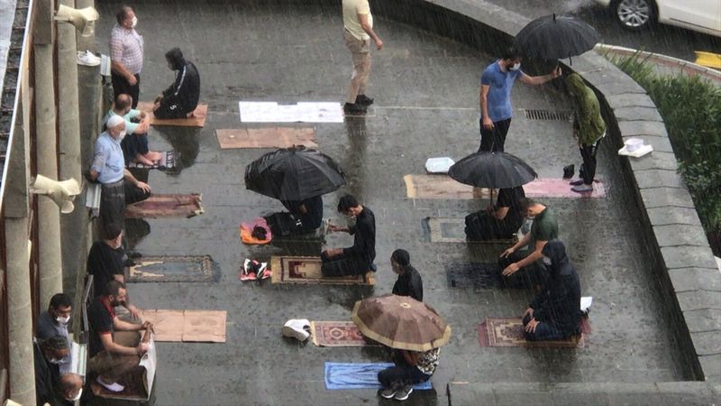 Rize'de cuma namazı yağmur altında kılındı