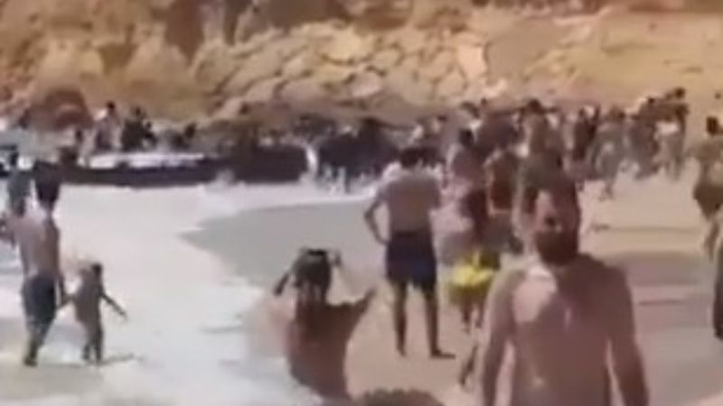 İspanyollar'ın bakışları arasında karaya çıkan mülteciler