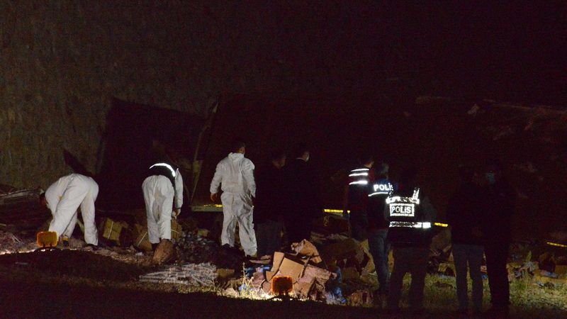 Erzurum'da patlayıcı yüklü kamyon takla attı: 2 ölü