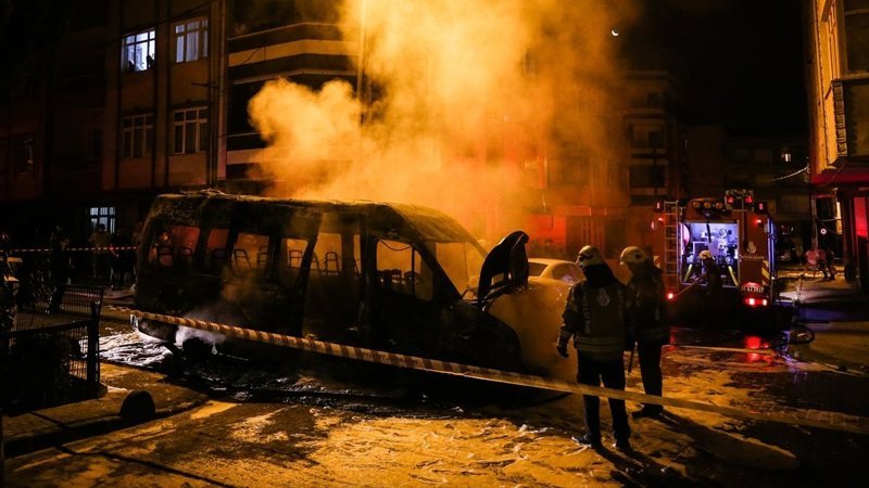 Küçükçekmece'de, servis minibüsü yandı