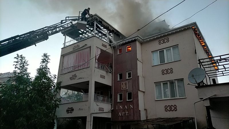Adıyaman'da terasta yapılan yemek ateşi, çatıyı yaktı