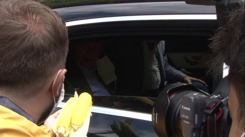 Cumhurbaşkanı Erdoğan Rize'de basına mısır ikram etti