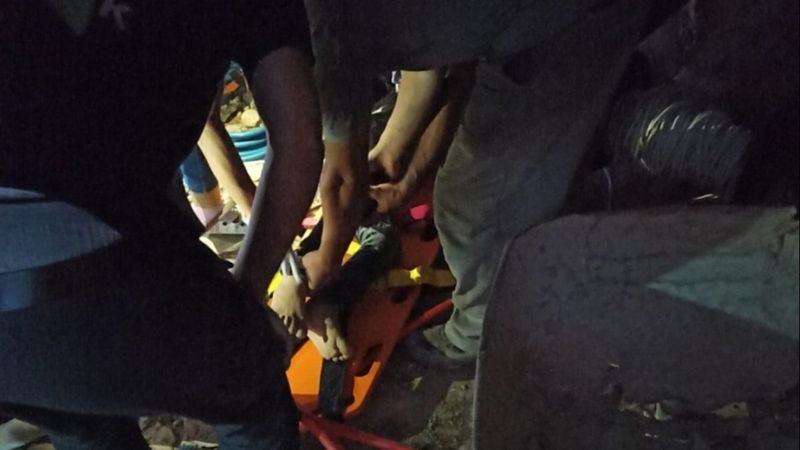 Mardin'de bir çocuk damdan düşerken ayağına şiş saplandı