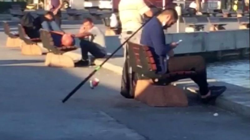 Kadıköy’de bankta uyuyan adamın cüzdanını çalmaya çalıştı