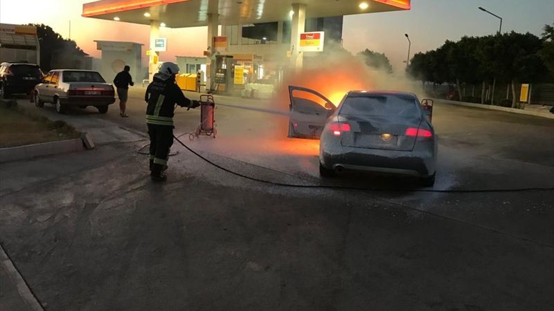 Muğla'da otomobil, akaryakıt istasyonunda alev aldı