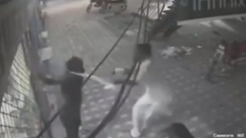 Pakistan'da elektrik çarpmasından kurtarılan adam