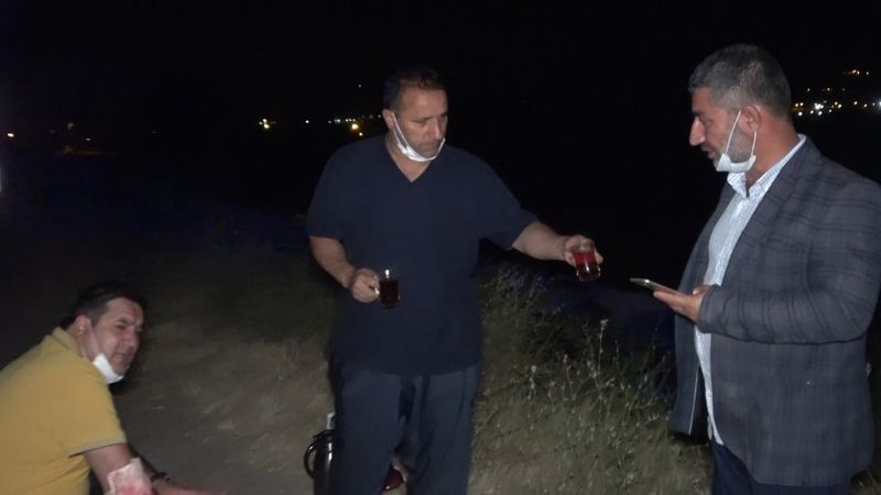 Kırıkkale'de kaza yapan 3 kişi çay içerek rahatladı