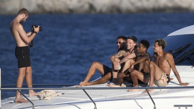 İngiliz basını: Tatile giden futbolcular salgını şiddetlendirecek