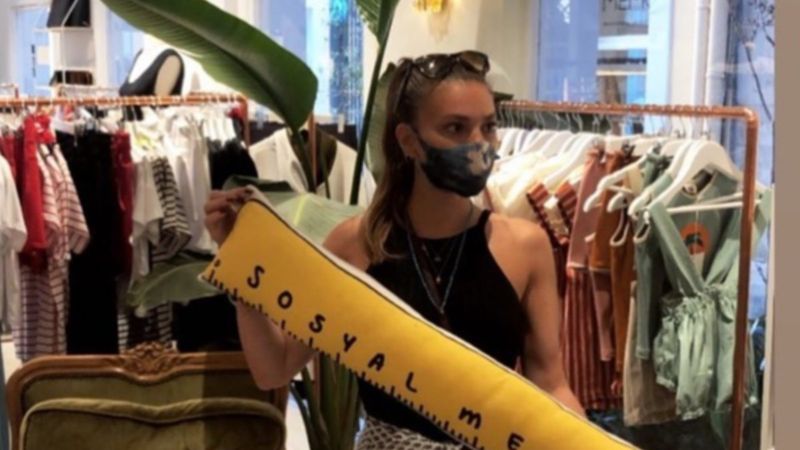 Aslı Enver'in sosyal mesafe yastığı