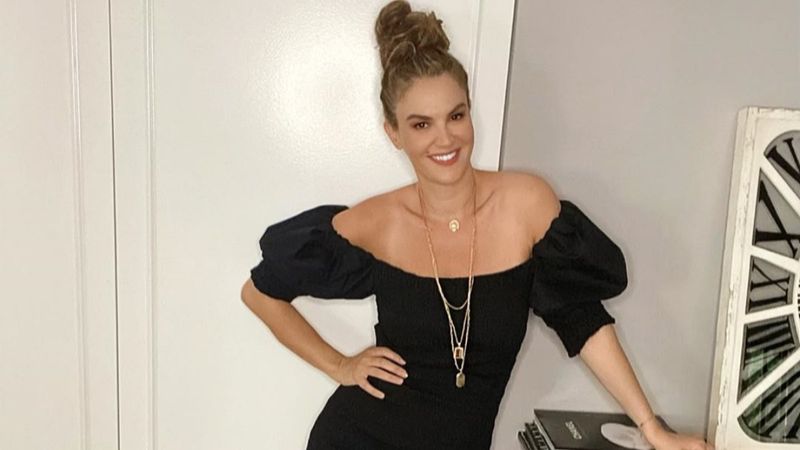 Tülin Şahin, giymeden bantlıyor