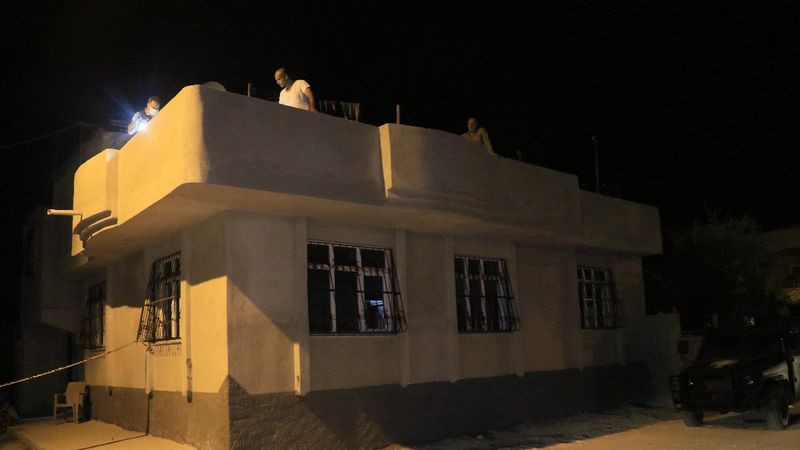 Adana'da bir evin çatısına bomba atıldı