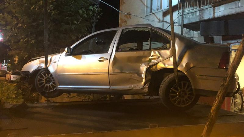 Ankara'da bir otomobil dükkana girdi