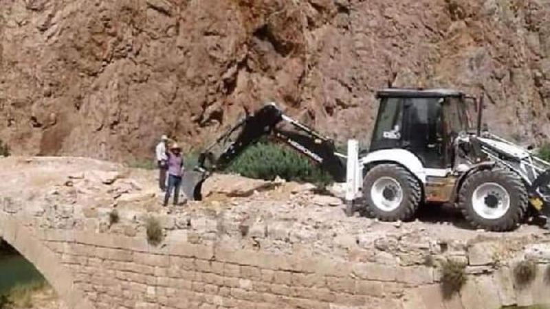 Sivas'ta 800 yıllık tarihi köprüye kepçeli müdahale