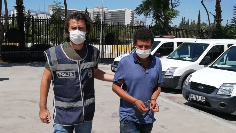 Antalya'da kırmızı ışıkta bekleyen araçtan çanta çaldı