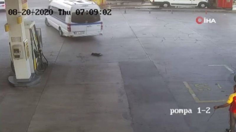 İzmir'de minibüsün ezdiği yavru köpek can verdi