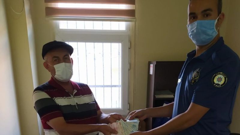Adana'da yolda bulduğu parayı polislere teslim etti