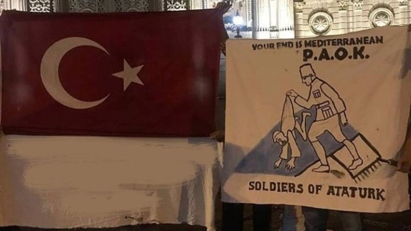 Beşiktaş taraftarından PAOK maçı öncesi göndermeli pankart