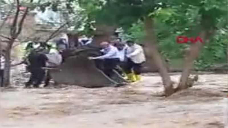 Giresun'da bakanlar mahsur kalanların yanına kepçe ile ulaştı