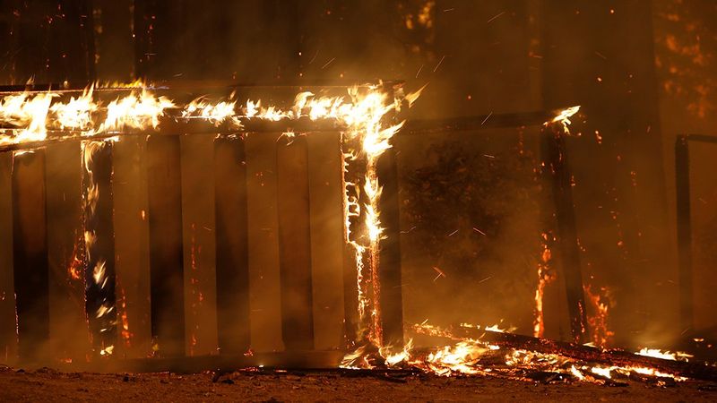 Trump, Kaliforniya'daki yangınları büyük afet ilan etti