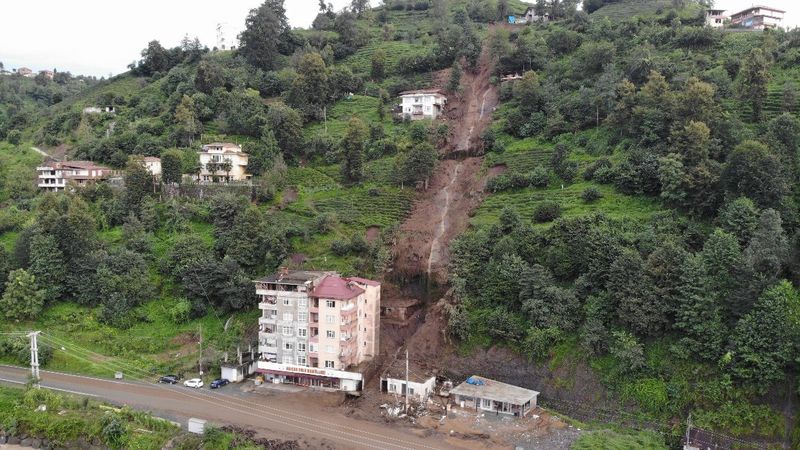 Rize'de heyelan nedeniyle 2 bina tahliye edildi