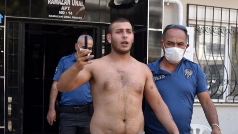 Antalya'da bir genç tartıştığı annesini satırla rehin aldı