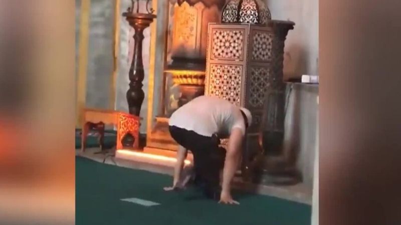 Ayasofya Camii'nde protez ayaklarıyla namaz kıldı