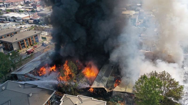 Sakarya'da marketin deposu yandı