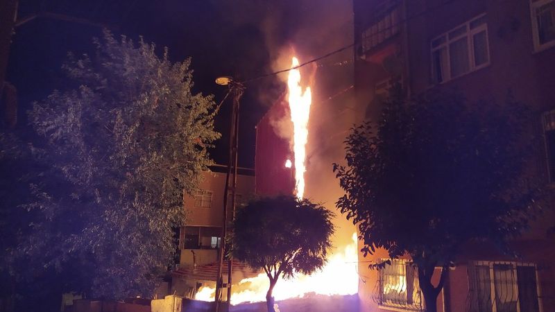 Şişli'de gecekondu yangını 4 binaya sıçradı