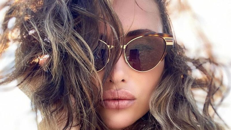 Emina Jahovic'den plaj selfiesi