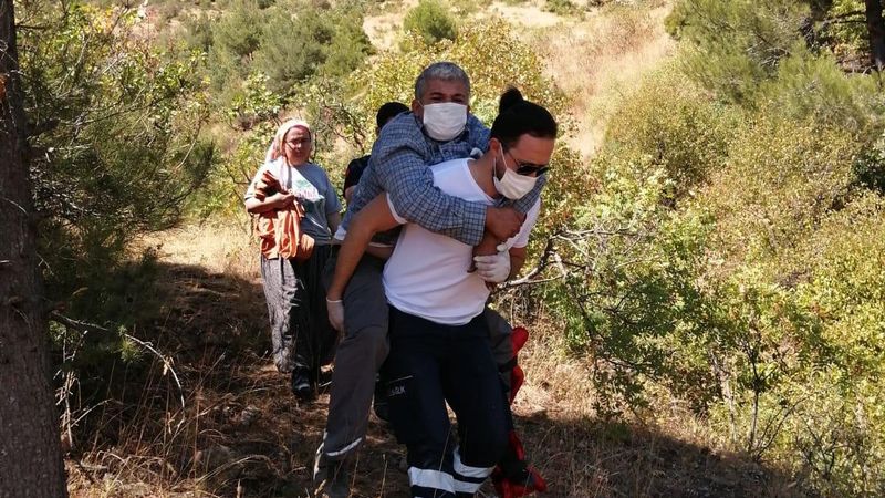 Kahramanmaraş'ta ambulans şoförü, hastayı 1 kilometre sırtında taşıdı