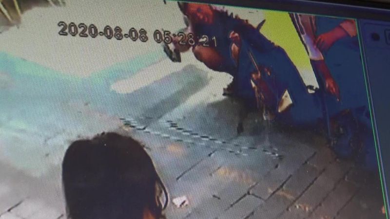 İzmir'de bir kadın sokak ortasında tuvaletini yaptı