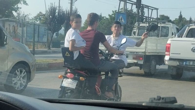 Bursa'da 3 çocuğun elektrikli bisikletle tehlikeli yolculuğu