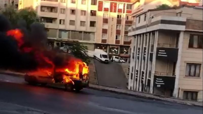 Sultangazi'de eşine kızan adam, aracını yaktı