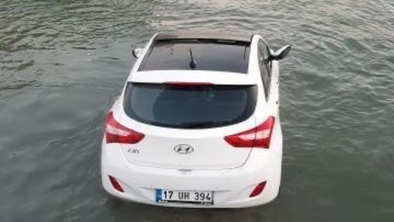 Çanakkale’de el freni inik unutulan bir otomobil denize uçtu