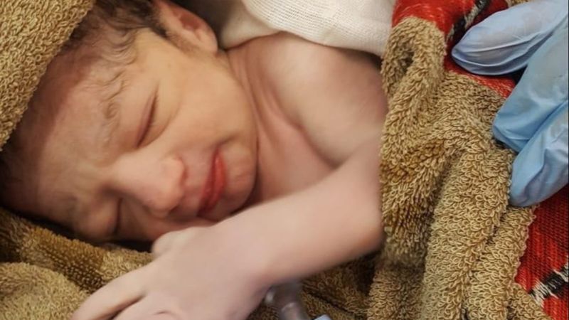 Eskişehir'de hastaneye götürülen anne, ambulansta doğum yaptı