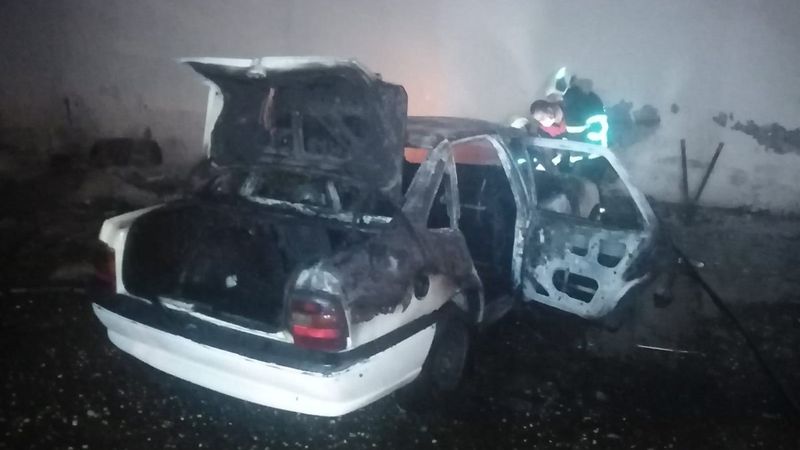 Şanlıurfa'da, çakmakla oynayan çocuklar iki aracı yaktı