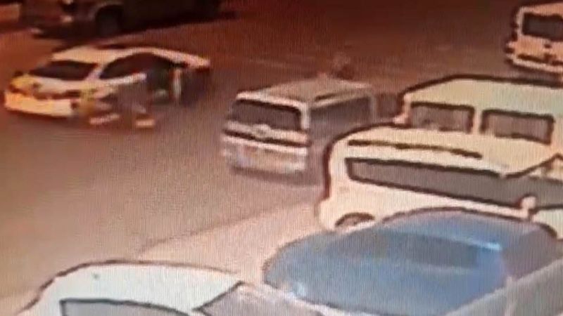 Beylikdüzü'nde bankadan para çekti: Hırsızlar metrelerce sürükledi