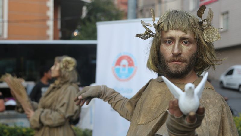 CHP'li Maltepe Belediyesi yaptı: Canlı heykel gösterisi