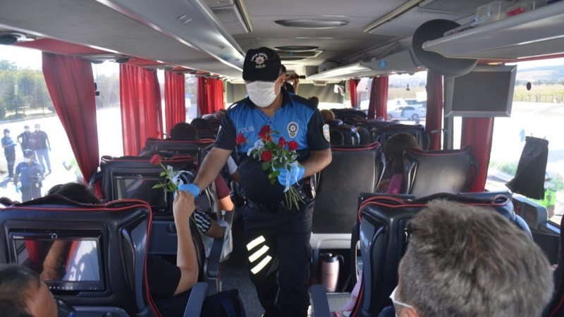 Uşak polisi, maske takanlara kırmızı gül dağıttı