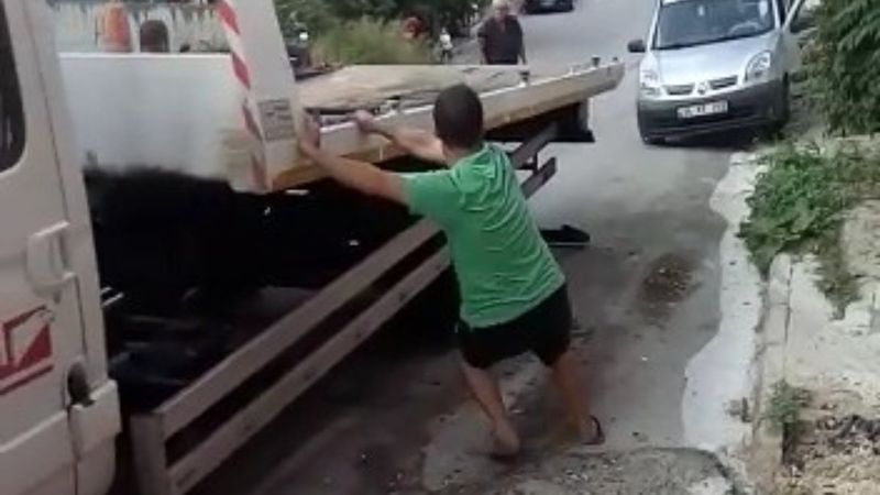 Bursa'da kayan çekiciyi tutmaya çalışan vatandaş