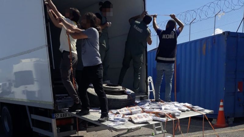Edremit'te 13 bin 800 paket kaçak sigaraya el konuldu