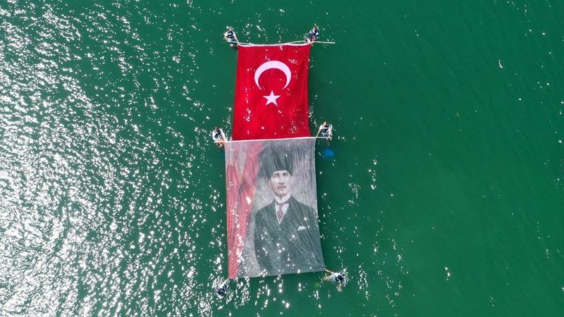 Kayseri'de balık adamlar, suda Türk bayrağı ve Atatürk posteri açtı